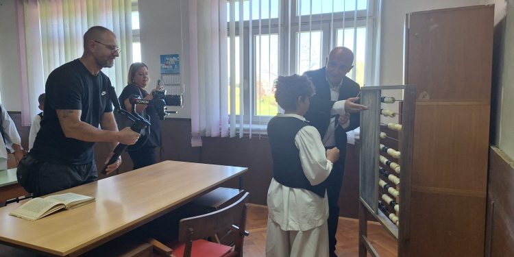 Sasovački školski ambijent dovoljno star da nas vrati u dane kada je Mato Lovrak bio živ