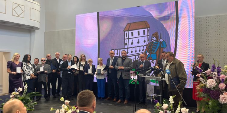 Zaslužni pojedinci dobili priznanje Grada Bjelovara