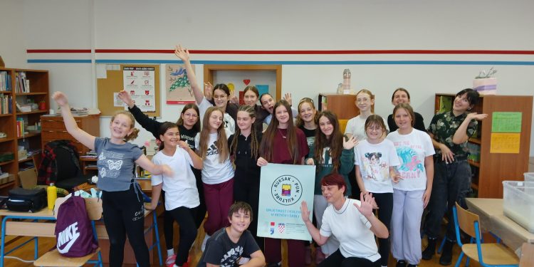 Ruksak (pun) kulture ponovno u daruvarskom Nazoru: učenici izrađivali papir od recikliranih materijala