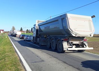 Prometna nesreća u Velikom Grđevcu: sudjelovalo više vozila, kolona duga 1 km