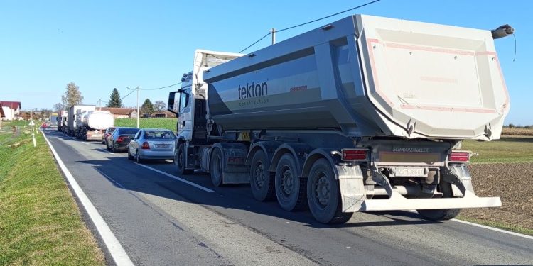 Prometna nesreća u Velikom Grđevcu: sudjelovalo više vozila, kolona duga 1 km