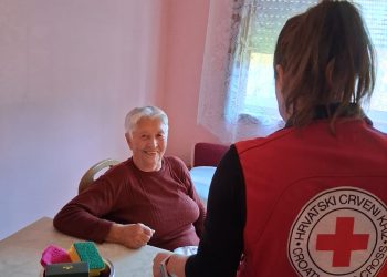 Donacije OPG-ova i Crvenog križa Garešnica unijele radost u domove starijih