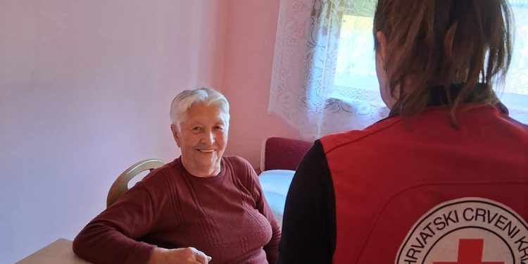 Donacije OPG-ova i Crvenog križa Garešnica unijele radost u domove starijih