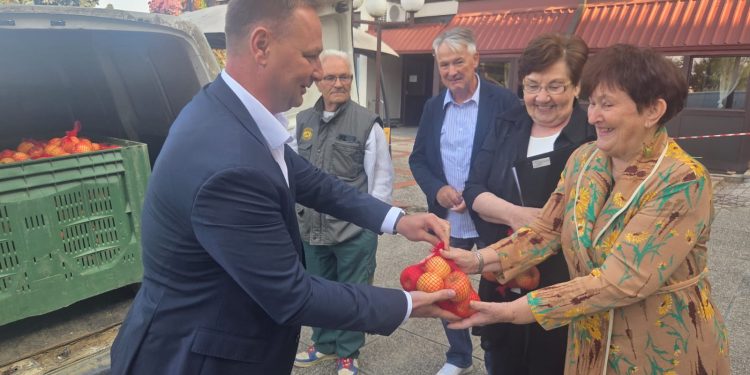 Župan darivao korisnike uz Dan starijih osoba