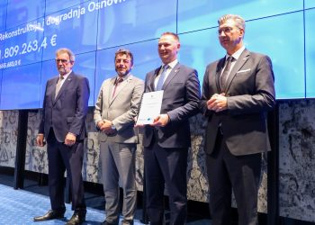 Kraj dvosmjenskoj nastavi, županu Marušiću uručeni vrijedni ugovori