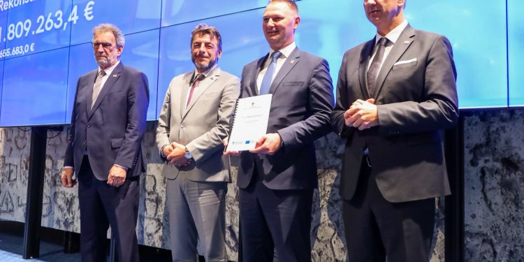 Kraj dvosmjenskoj nastavi, županu Marušiću uručeni vrijedni ugovori