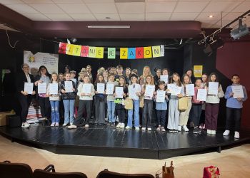 Jelena i Luka idu na županijsku razinu natjecanja u čitanju na glas