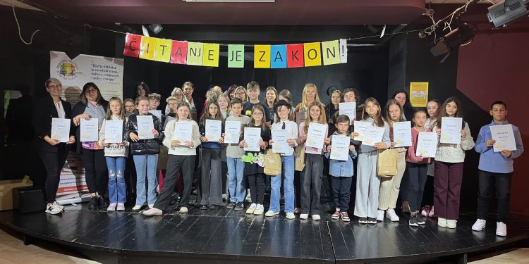 Jelena i Luka idu na županijsku razinu natjecanja u čitanju na glas