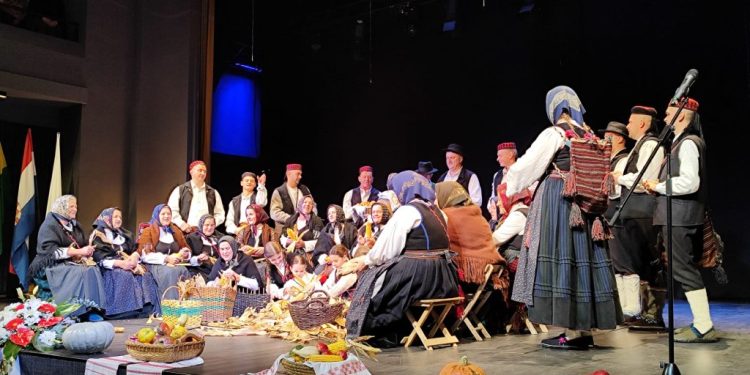 Hrvatski folklor oduševio u Bjelovaru: Tradicija, zajedništvo i emocija na 32. Susretu ansambala i izvornih skupina