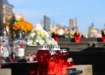 Groblja otvorena do kasno u noć, ali i cijene cvijeća otišle u nebo!