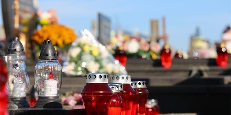 Groblja otvorena do kasno u noć, ali i cijene cvijeća otišle u nebo!