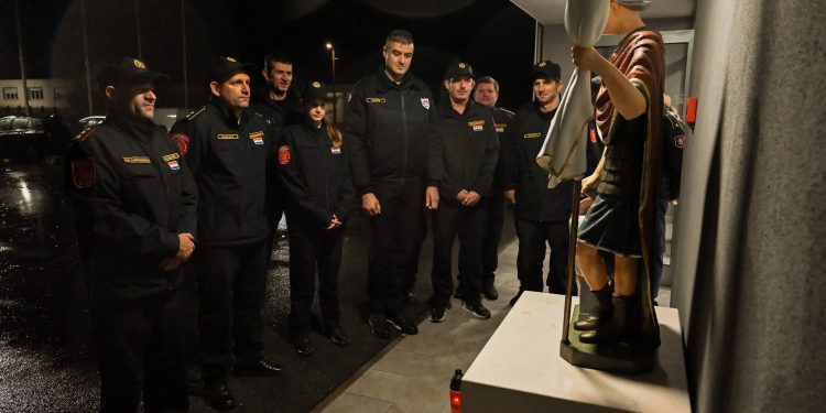 U Rovišću obilježen Dan sjećanja na žrtve Domovinskog rata: Mještani odali počast Vukovaru i Škabrnji