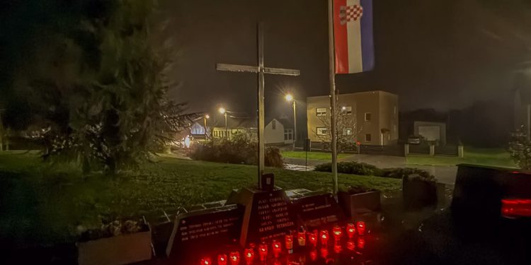 U Rovišću obilježen Dan sjećanja na žrtve Domovinskog rata: Mještani odali počast Vukovaru i Škabrnji