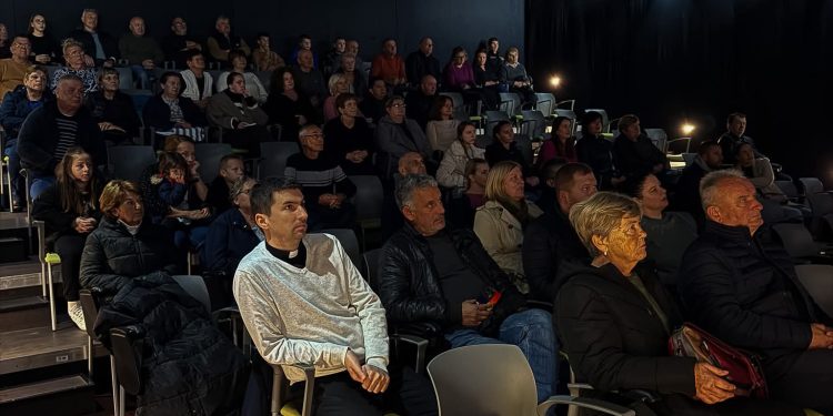 U Rovišću obilježen Dan sjećanja na žrtve Domovinskog rata: Mještani odali počast Vukovaru i Škabrnji