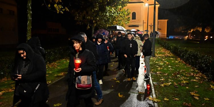 U Rovišću obilježen Dan sjećanja na žrtve Domovinskog rata: Mještani odali počast Vukovaru i Škabrnji