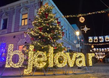 Brojimo minute! Jacques za sat vremena otvara Advent u Bjelovaru – zapaljena prva svijeća, lampice zasjale!
