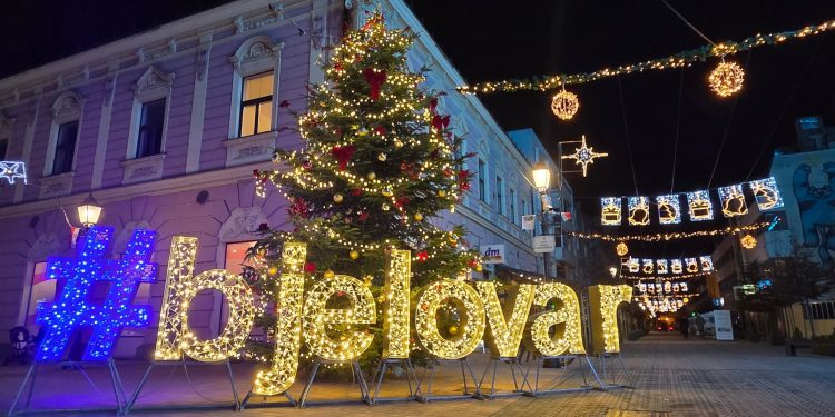 Brojimo minute! Jacques za sat vremena otvara Advent u Bjelovaru – zapaljena prva svijeća, lampice zasjale!