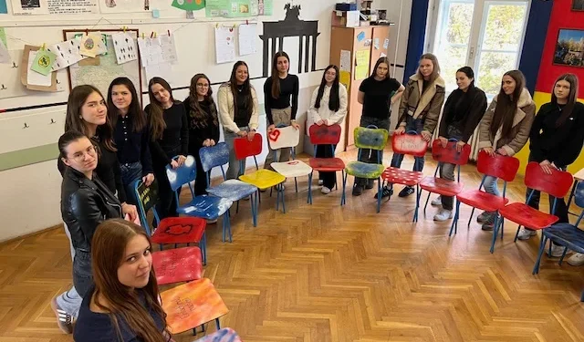 Bjelovarski gimnazijalci pretvorili školske stolce u prava mala umjetnička djela