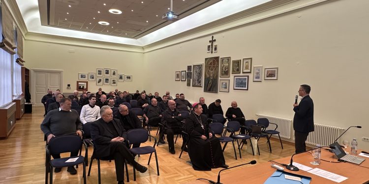 U Biskupiji istaknuta potreba za medijskim opismenjivanjem i edukacijom vjernika, svećenika i bogoslova.