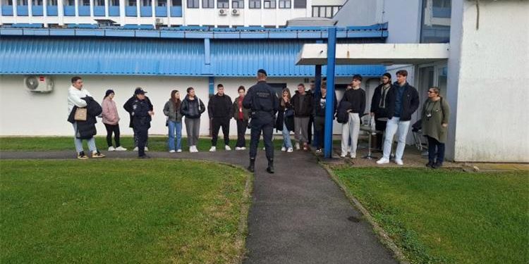 Učenici Srednje škole Čazma posjetili Policijsku upravu bjelovarsko-bilogorsku