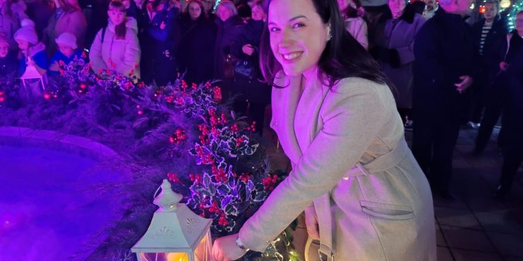 Čazmi upaljena prva adventska svijeća: Gradonačelnica Čanađija simbolično obilježila početak došašća