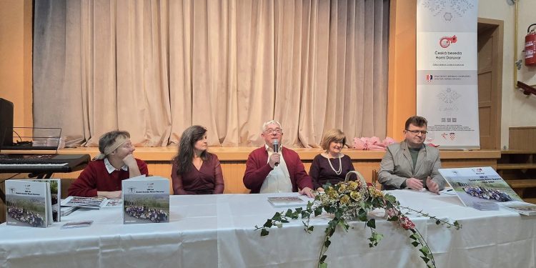 U Gornjem Daruvaru predstavljena monografija o sto godina Češke besede