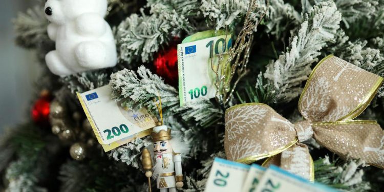 Božićnica- neki dobivaju i do 1.000 eura, a drugi ništa – kakva je situacija kod vas?