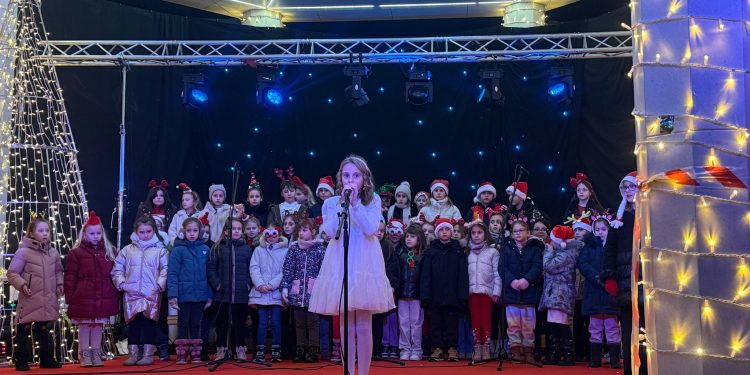 “Radost Božića u Prvoj“ okupila učenike i posjetitelje na adventskoj pozornici