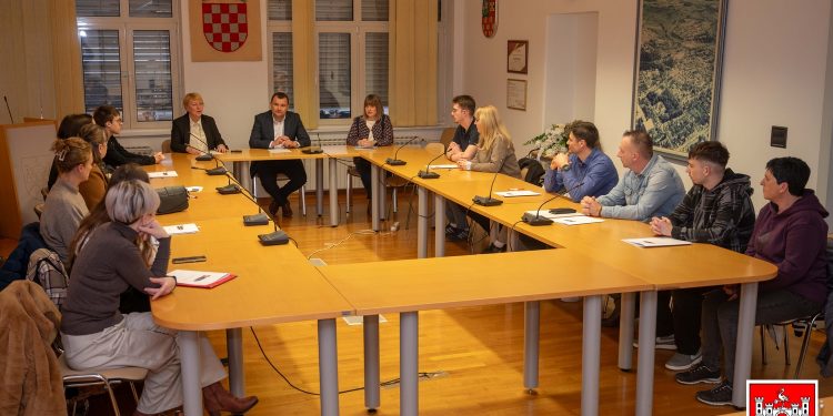 U Daruvaru potpisani ugovori o stipendijama za učenike i studente