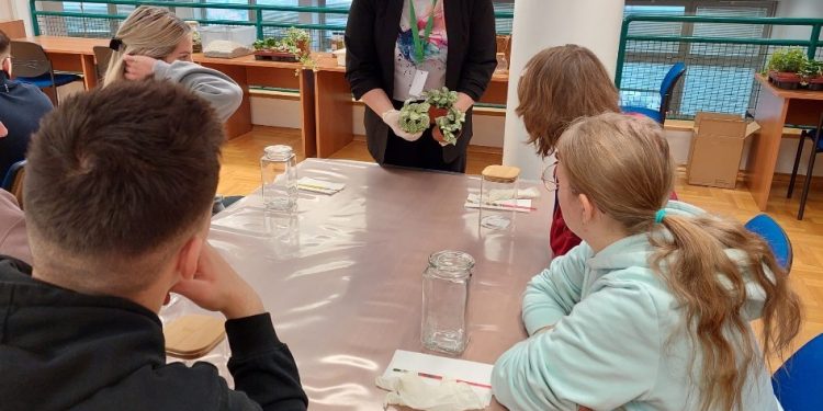 Učenici Medicinske i TUPŠ škole Bjelovar prenose dio prirode u školske knjižnice