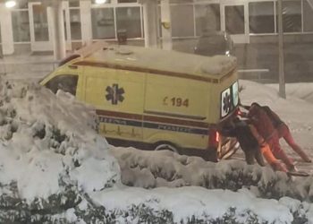 Snijeg paralizirao prilaz bolnici Rebro: zaposlenici hitne pomoći gurali vozilo