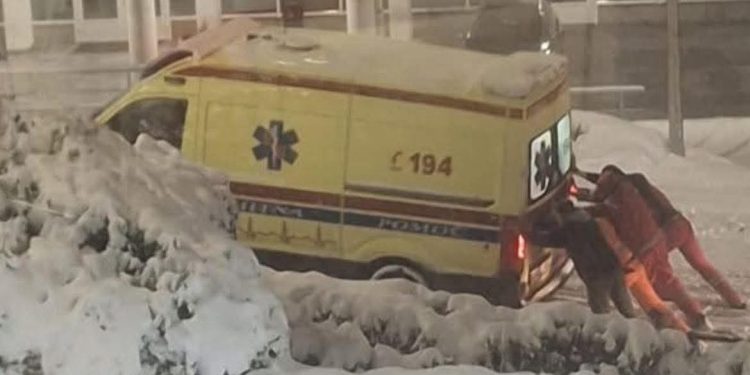 Snijeg paralizirao prilaz bolnici Rebro: zaposlenici hitne pomoći gurali vozilo