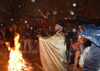 Paljenjem Badnjaka pravoslavni vjernici u Bjelovaru dočuju Božić