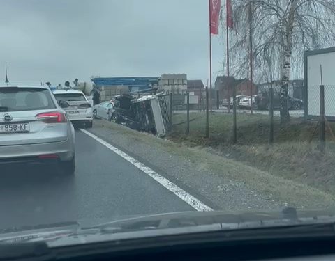 Prometna nesreća na Južnoj obilaznici: sudar osobnog automobila i lakog teretnog vozila