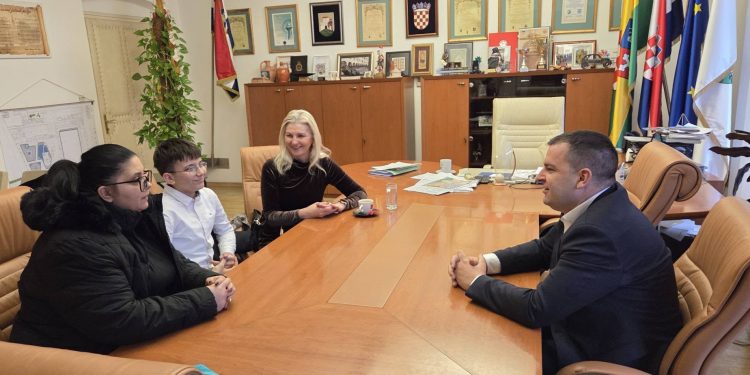 Prijem u Gradskoj upravi za polufinalistu The Voice Kidsa Leona Jambreka