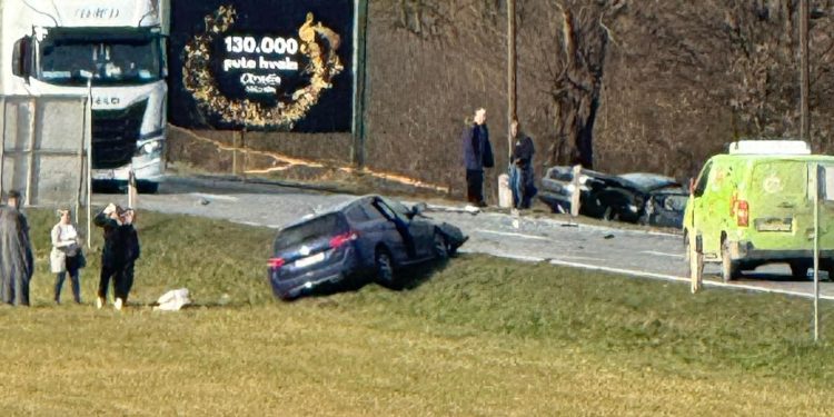 Tri osobe ozlijeđene u Rovišću: vozilo njemačkih registracija neoprezno pretjecalo i udarilo drugo vozilo
