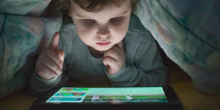 Djeca sve ranije na internetu, a rizici sve veći