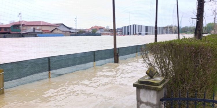Nestao teren u Predavcu: iz vode vire samo golovi