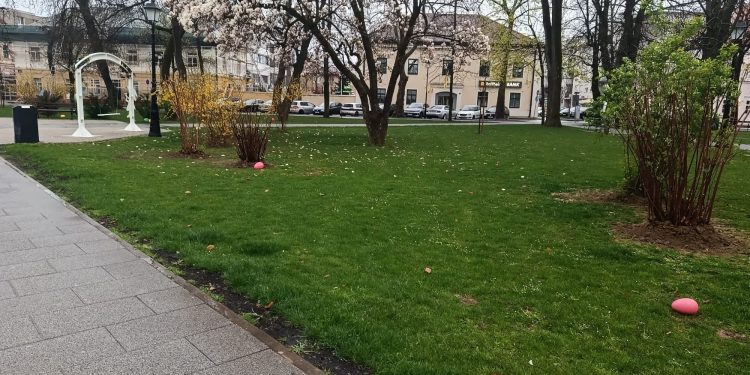 Kako kazniti ovakvo ponašanje? Vandali uništili uskrsne ukrase u Bjelovaru dan nakon postavljanja