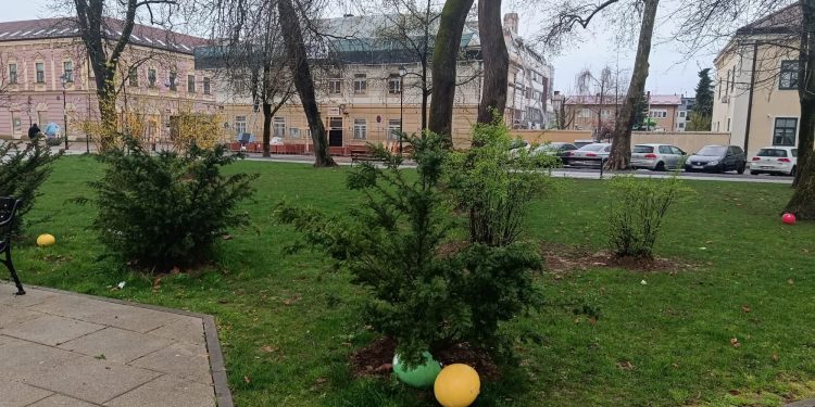 Kako kazniti ovakvo ponašanje? Vandali uništili uskrsne ukrase u Bjelovaru dan nakon postavljanja
