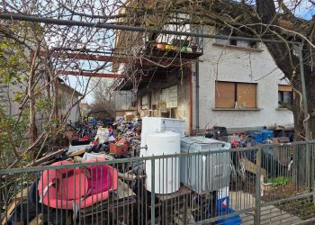 Što biste vi napravili da vam je ovo susjed? Dvorište zatrpano otpadom, prolaz jedva postoji