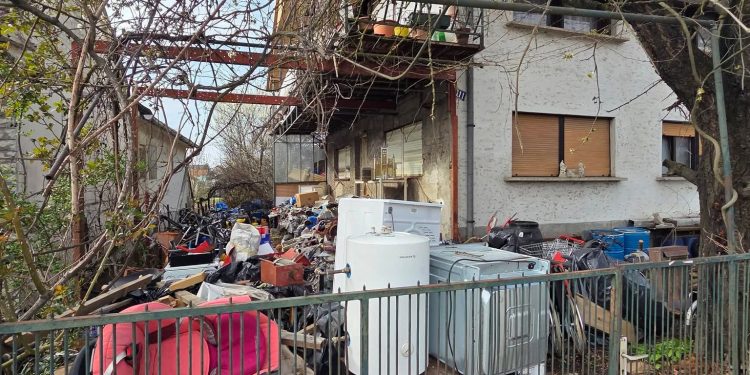 Što biste vi napravili da vam je ovo susjed? Dvorište zatrpano otpadom, prolaz jedva postoji