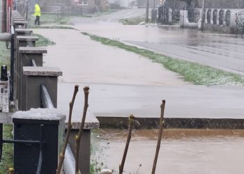 Nevrijeme ne jenjava, stabla i na županijskim prometnicama, a željeznički promet prema Zagrebu i dalje u prekidu