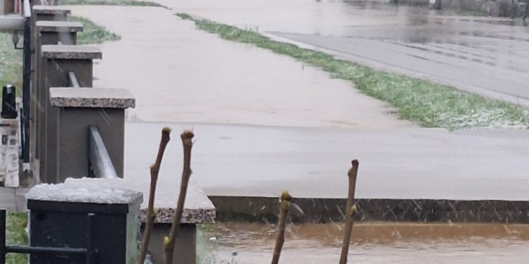 Nevrijeme ne jenjava, stabla i na županijskim prometnicama, a željeznički promet prema Zagrebu i dalje u prekidu