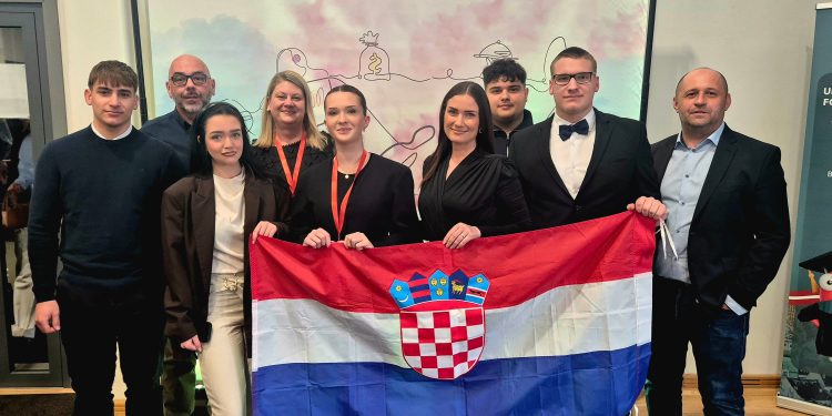 Bjelovarski učenici briljirali u Rigi, Eva Hrga osvojila novu međunarodnu medalju