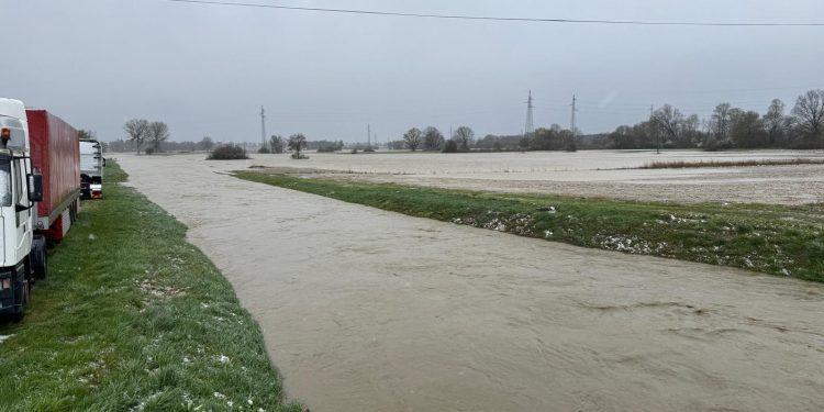 Stožer se oglasio zbog vremenskih neprilika- rastu vodostaji, službe u pripravnosti