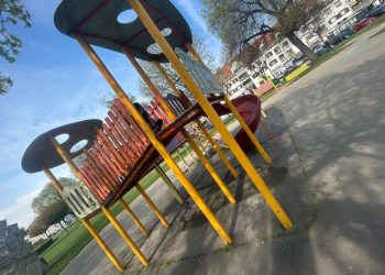 OPASNO IGRALIŠTE U SRCU GRADA: Strgana ograda na igralištu u Bjelovaru pokazuje pravu sliku stanja dječjih igrališta