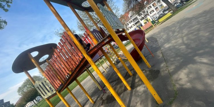 OPASNO IGRALIŠTE U SRCU GRADA: Strgana ograda na igralištu u Bjelovaru pokazuje pravu sliku stanja dječjih igrališta