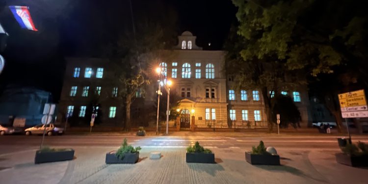 Kakva ideja, gimnazijalci noćas spavaju u školi!