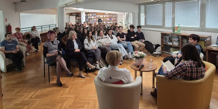 Bjelovarski srednjoškolci i gošće pokazali da knjiga i dalje ima svoju publiku